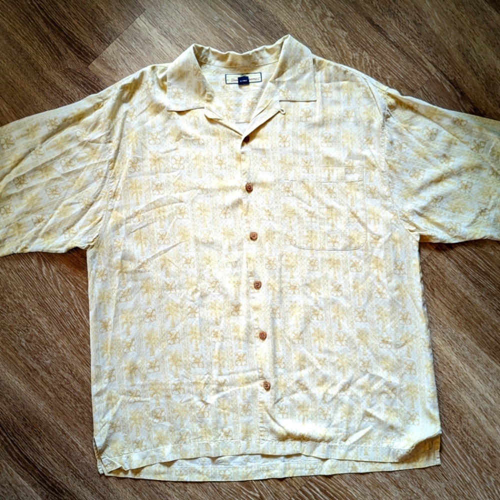 Tommy Bahama 100% Silk Floral Hawaiian Style Button Down Short Sleeve Button Shi
